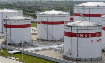 oil prices tumble 4 to fresh five year lows