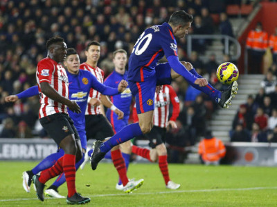 van gaal hails van persie in an otherwise lucky night