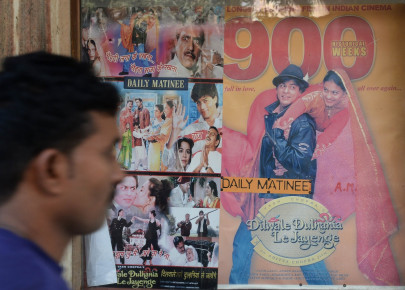 ddlj makes indian history with 1000 week run