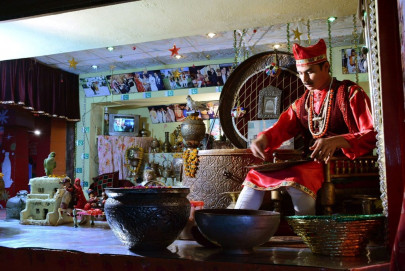 reminiscent of the past tale of a khaandaani paandaan