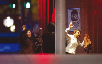 two dead sydney siege ends as police storm cafe