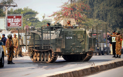 peshawar paralysed as chaos reigns on roads peshawar paralysed as chaos reigns on roads