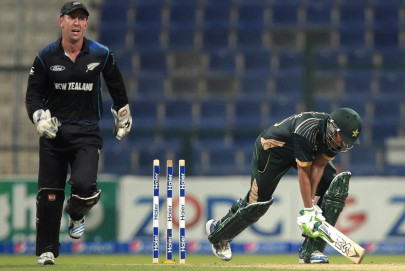 4th odi nz beat pakistan by seven runs level series 2 2