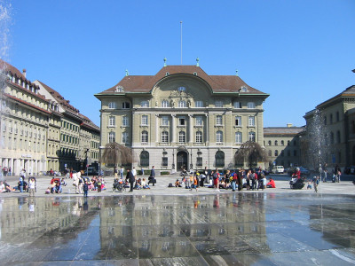 swiss central bank introduces negative interest rate