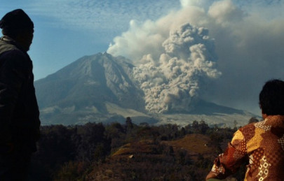 indonesia closes island airport after volcano erupts