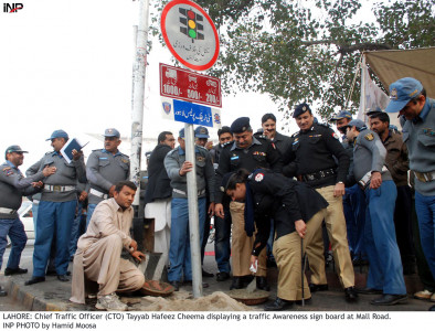surviving fog traffic police distribute coloured paper among motorists surviving fog traffic police distribute coloured paper among motorists