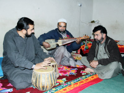 fiddling while the city sleeps amateur musicians bring pashtun songs to lahore