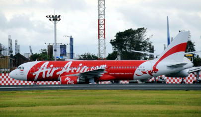 indonesia hunts for missing jet believed at bottom of sea