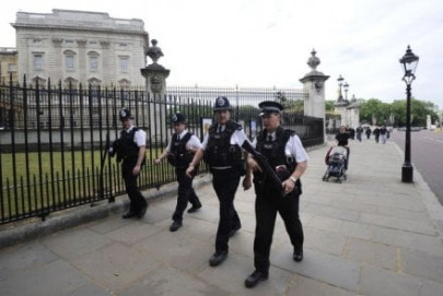 uk s royal palace guards moved behind gates on attack fears   media