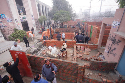 illegal construction notices issued to lawyers for occupying lawns