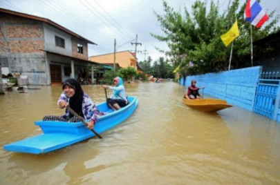 floods kill 21 in malaysia waters recede