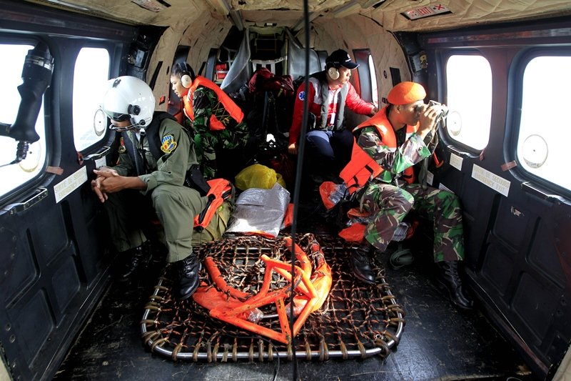 indonesian air force crew look out the windows of their super puma nas 332 helicopter during search operations for airasia flight qz8501 over kumai bay in central borneo near pangkalan bun on january 2 2015 indonesian recovery teams on january 2 narrowed the search area for airasia flight 8501 which crashed on december 28 hopeful they were closing in on the plane 039 s crash site with a total of 16 bodies and more debris recovered from the sea photo afp