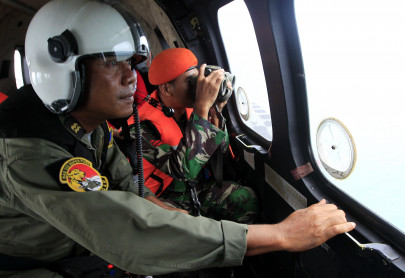 searchers find big parts of crashed airasia plane