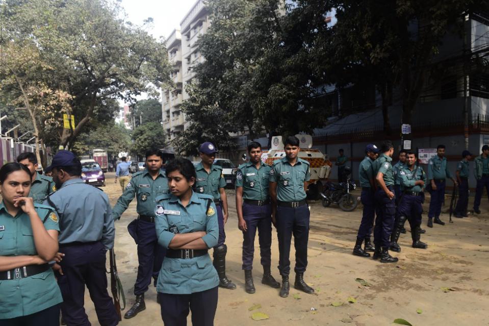 bangladeshi police officers block a street leading to the home of opposition leader khaleda zia in dhaka on january 4 2015 photo afp