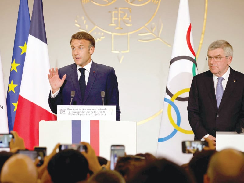 france s president emmanuel macron l delivers a speech next to ioc president thomas bach during a reception for journalists accredited for the paris 2024 olympic games at the elysee presidential palace photo afp