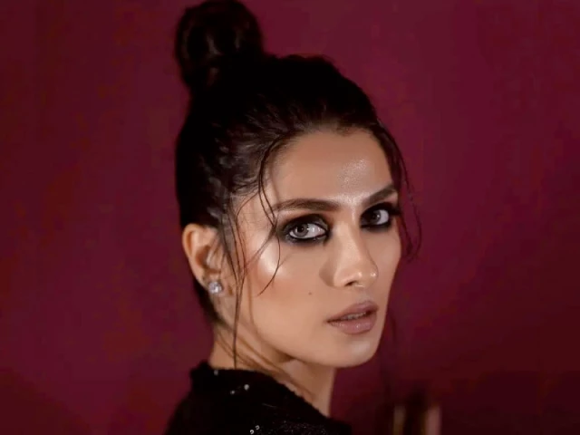 ayeza khan s smudged kohl and noir lips are tailor made for scorpios photo instagram ayeza khan s smudged kohl and noir lips are tailor made for scorpios photo instagram