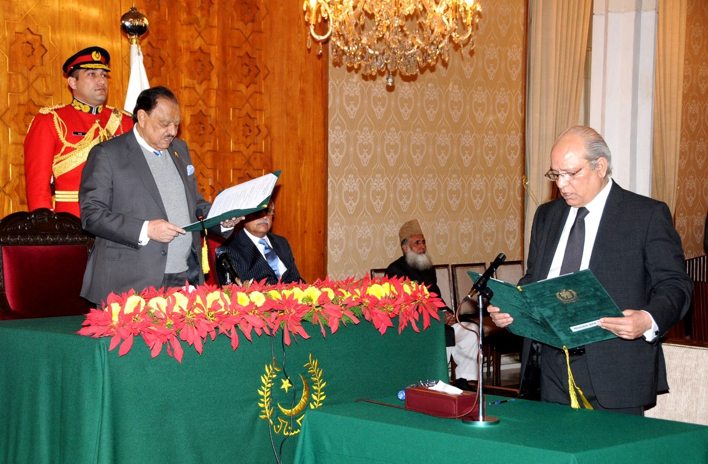 president mamnoon administrating the oath of office of federeal minister to pml n leader mushahidullah khan at aiwan e sadr on tuesday photo pid