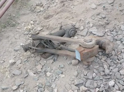 train splits into two near khanewal