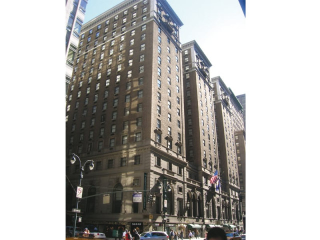 the hotel has 1 015 rooms including 52 suites some of the suites are among the most luxurious available in manhattan photo wikimedia commons the hotel has 1 015 rooms including 52 suites some of the suites are among the most luxurious available in manhattan photo wikimedia commons