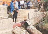 kmc s bid to replace waterline leaves karachi residents without water kmc s bid to replace waterline leaves karachi residents without water