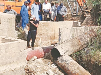 kmc s bid to replace waterline leaves karachi residents without water
