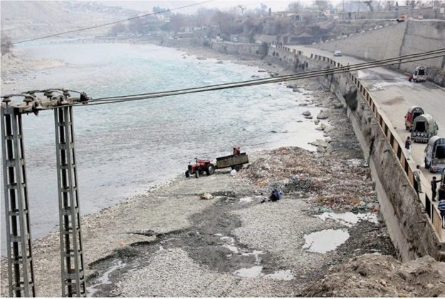 gilgit river turns into a garbage dump as water recedes during winter photos nazakat ali