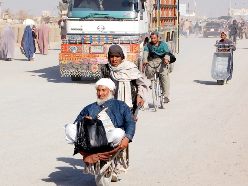 an afghan elderly man crosses into pakistani side of the pak afghan border at chaman photo inp