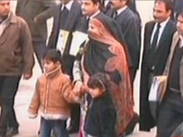 an express news screen grab of seema bibi and her two children outside lahore high court on friday