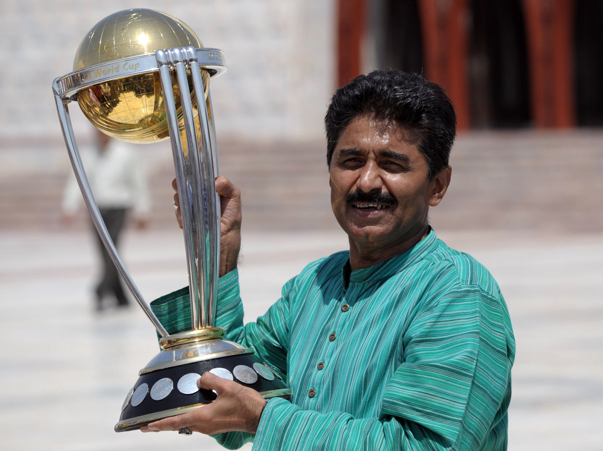 former pakistan cricketer javed miandad poses for a photograph with the icc world cup 2015 trophy during a ceremony at the mausoleum of the country 039 s founder mohammad ali jinnah in karachi on september 18 2014 photo afp