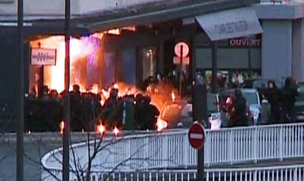 a screengrab taken from an afp tv video shows members of the french police special forces launching the assault at a kosher grocery store in porte de vincennes eastern paris on january 9 2015 photo afp