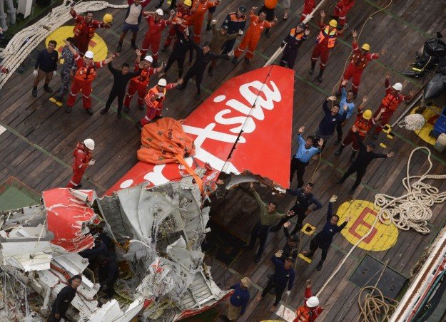 wreckage from airasia flight qz8501 is lifted into the crest onyx ship at sea on january 10 2015 photo afp