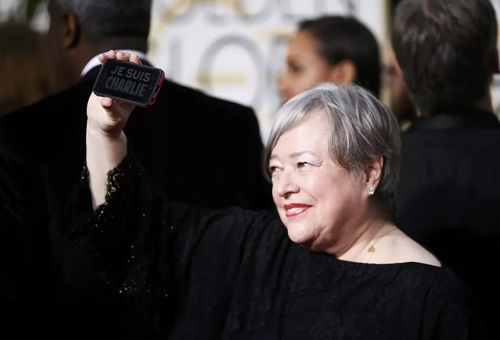 actress kathy bates holds a quot je suis charlie quot sign upon arrival at the 72nd golden globe awards in beverly hills photo reuters actress kathy bates holds a quot je suis charlie quot sign upon arrival at the 72nd golden globe awards in beverly hills photo reuters