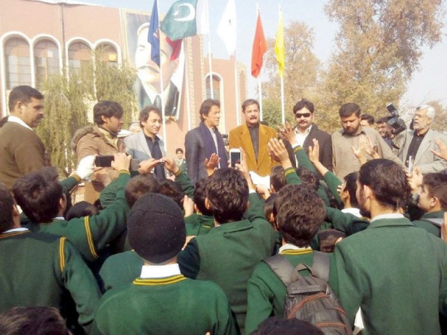 aps students take pictures of imran khan photo express aps students take pictures of imran khan photo express
