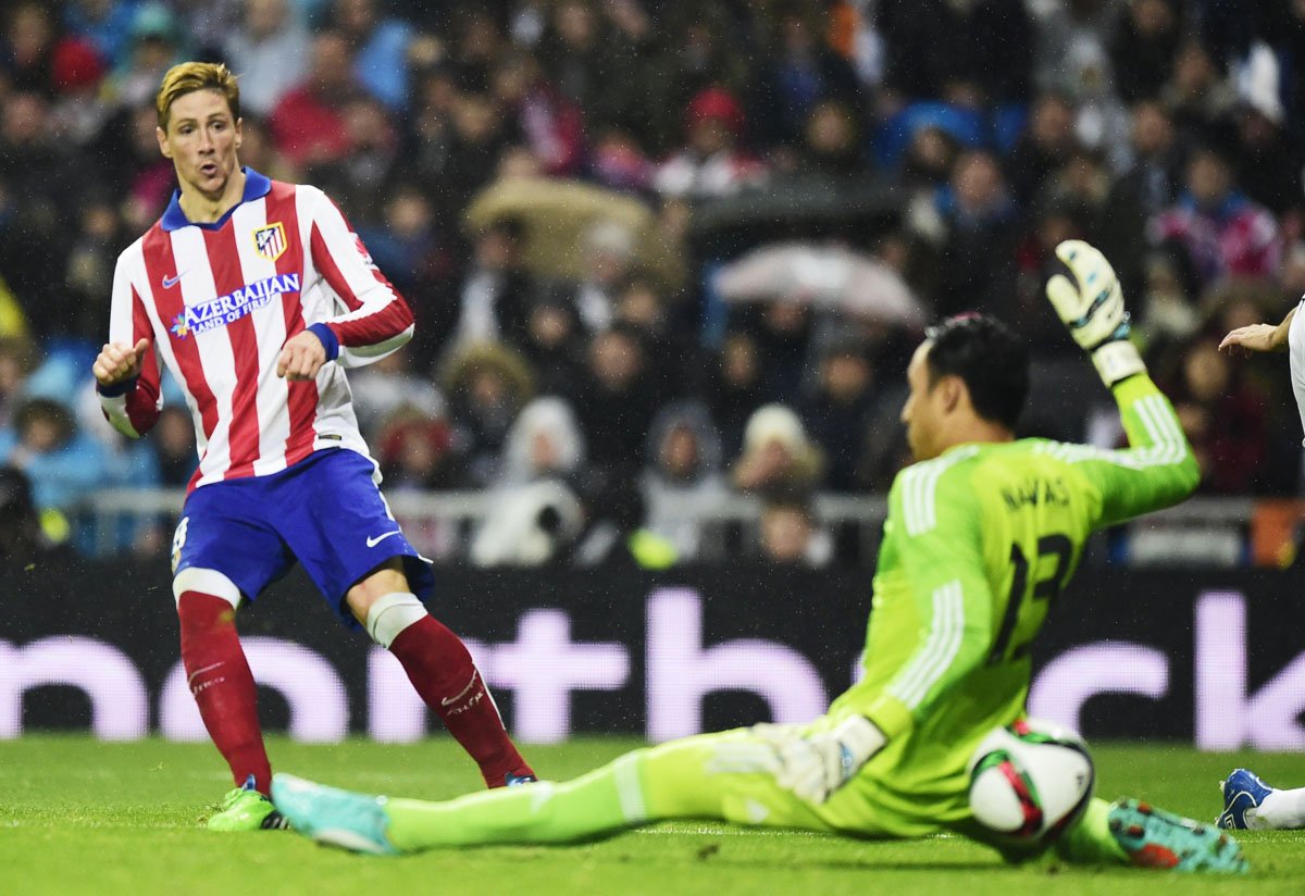 atletico madrid 039 s forward fernando torres l scores during the spanish copa del rey king 039 s cup round of 16 second leg football match with real madrid cf photo afp