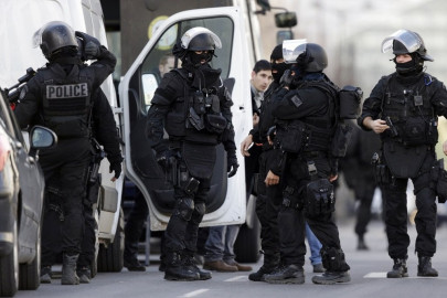 paris post office gunman arrested hostages freed police
