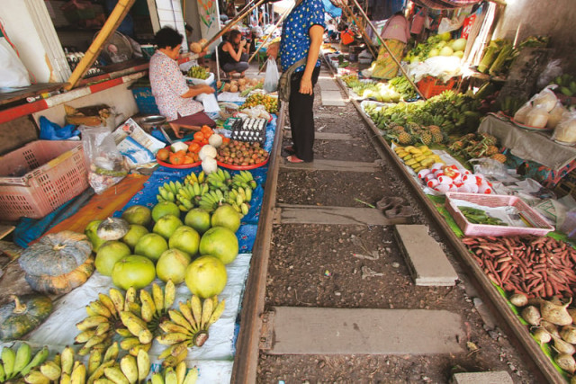 the talad rom hoop market in thailand attracts a large number of tourists due to its unique location on a railway track photo danial shah the talad rom hoop market in thailand attracts a large number of tourists due to its unique location on a railway track photo danial shah