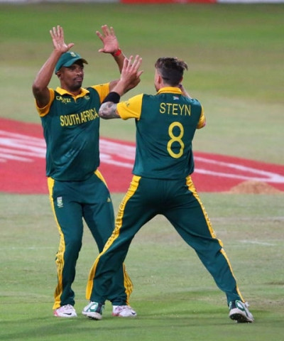bowlers made a come back for sa and wickets started falling regularly with vernon philander dale steyn and imran tahir all taking three wickets apiece photo afp bowlers made a come back for sa and wickets started falling regularly with vernon philander dale steyn and imran tahir all taking three wickets apiece photo afp