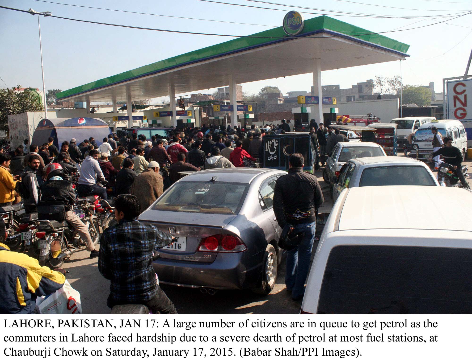 commuters line up at a filling station in lahore to get petrol photo ppi