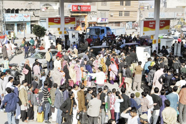 hundreds queued at a petrol station on outfall road photo shafiq malik express hundreds queued at a petrol station on outfall road photo shafiq malik express