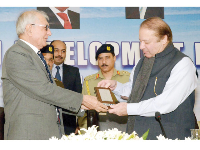 balochistan governor muhammad khan achakzai presents a souvenir to prime minister nawaz sharif photo ppi balochistan governor muhammad khan achakzai presents a souvenir to prime minister nawaz sharif photo ppi