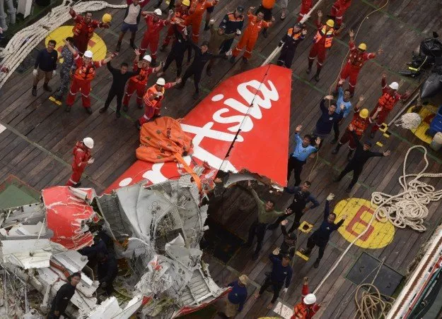 wreckage from airasia flight qz8501 is lifted into the crest onyx ship at sea on january 10 2015 photo afp wreckage from airasia flight qz8501 is lifted into the crest onyx ship at sea on january 10 2015 photo afp