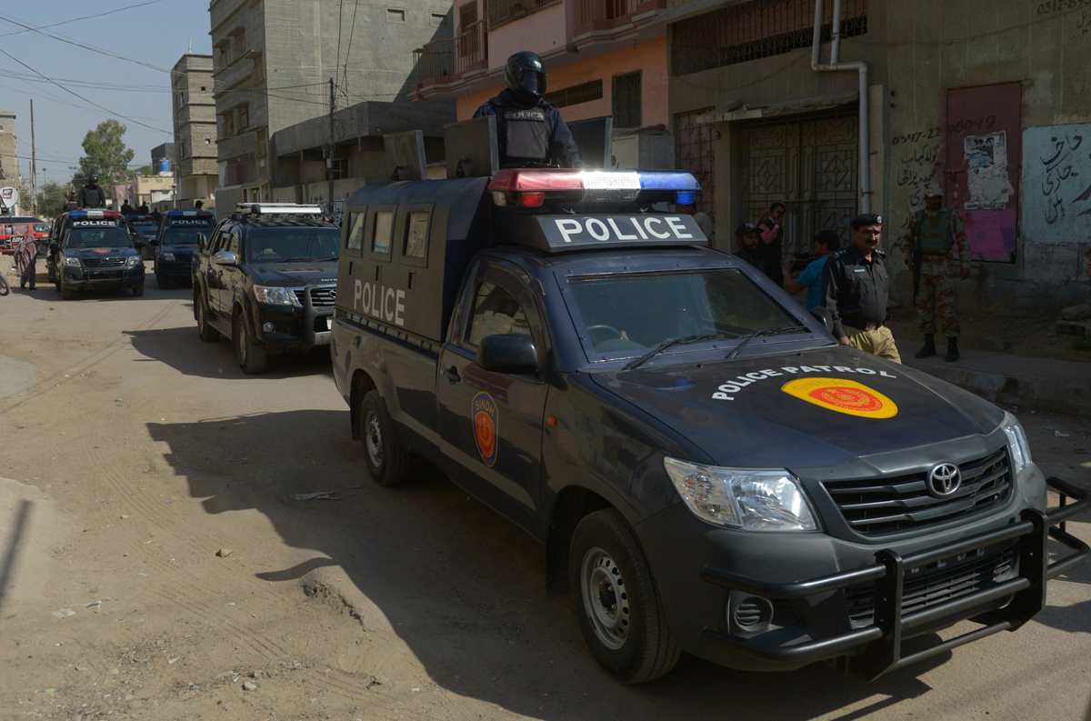 policeman arrive at the scene after gunmen fired on a polio team in karachi on january 19 2015 photo afp