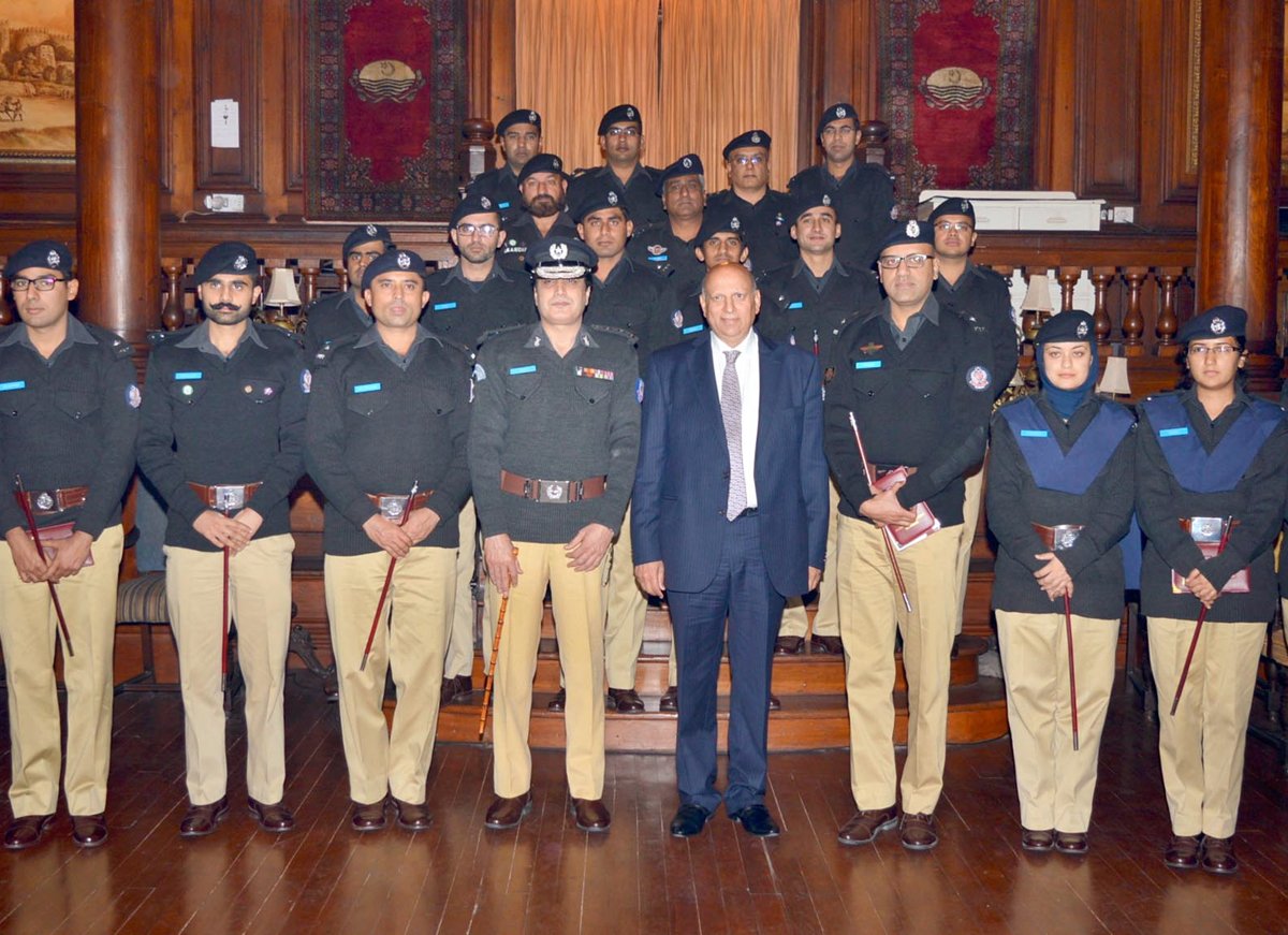 governor chaudhry muhammad sarwar in a group photo with participants of a country study tour of asps ut 41st specialized training programme at the governor s house photo zahoorul haq express