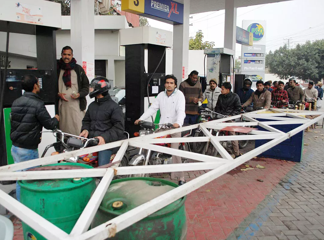 people standing in queue to get petrol in lahore on wednesday photo nni people standing in queue to get petrol in lahore on wednesday photo nni