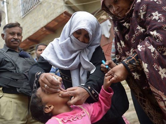 a pakistani health worker administers polio drops to a child during a polio vaccination campaign in karachi on january 20 2015 photo afp