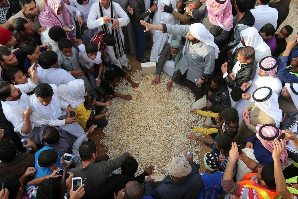 mourners gather around the grave of saudi arabia 039 s king abdullah at the al od cemetary in riyadh on january 23 2015 following his death in the early hours of the morning photo afp