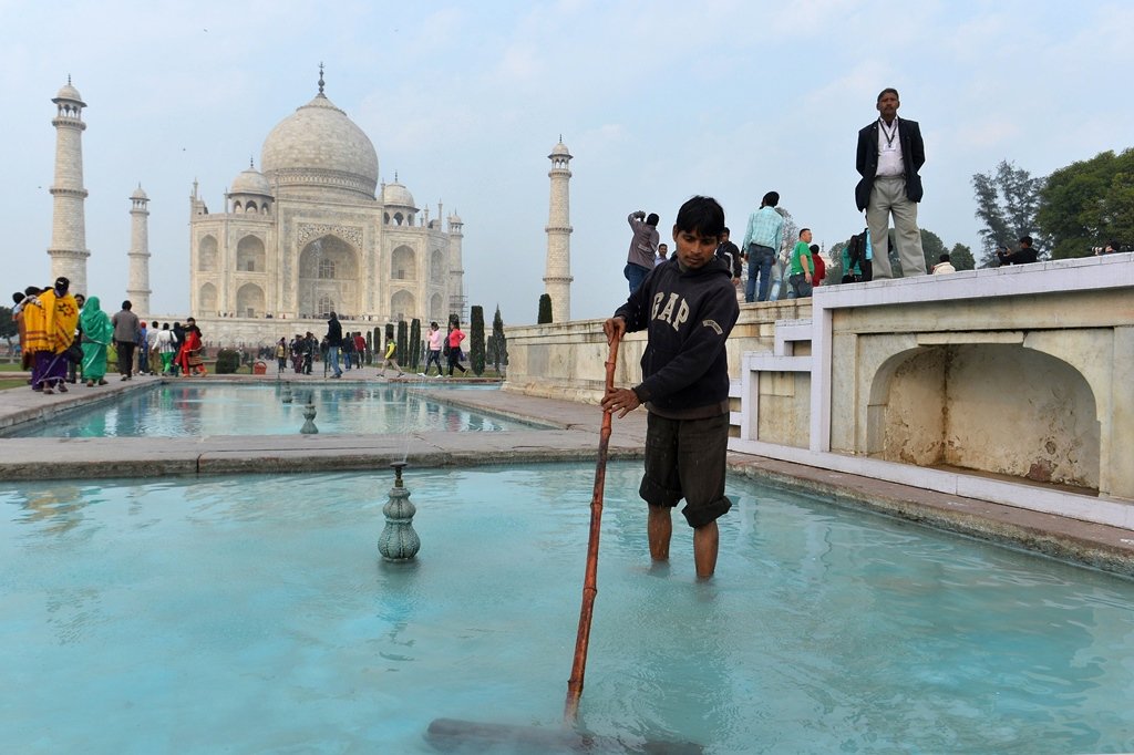 in this photo taken on january 21 2015 an indian worker cleans a water pond inside the grounds of the taj mahal ahead of us president barack obama 039 s visit in agra photo afp