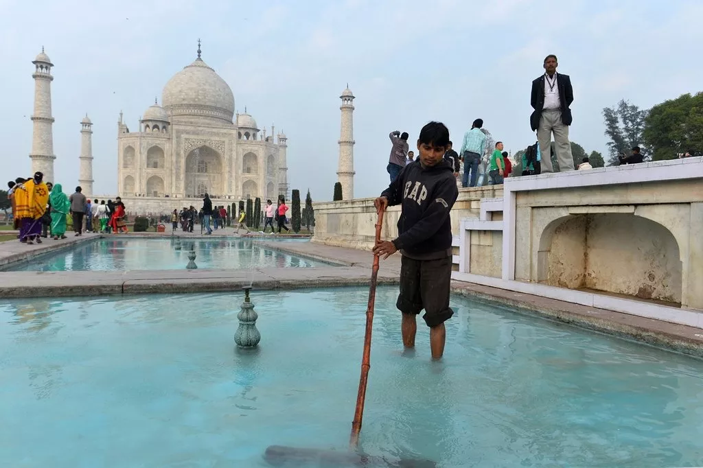 in this photo taken on january 21 2015 an indian worker cleans a water pond inside the grounds of the taj mahal ahead of us president barack obama 039 s visit in agra photo afp in this photo taken on january 21 2015 an indian worker cleans a water pond inside the grounds of the taj mahal ahead of us president barack obama 039 s visit in agra photo afp
