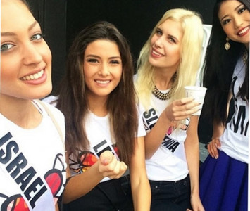 world peace lebanon isreal contestants for miss universe pause for a selfie world peace lebanon isreal contestants for miss universe pause for a selfie