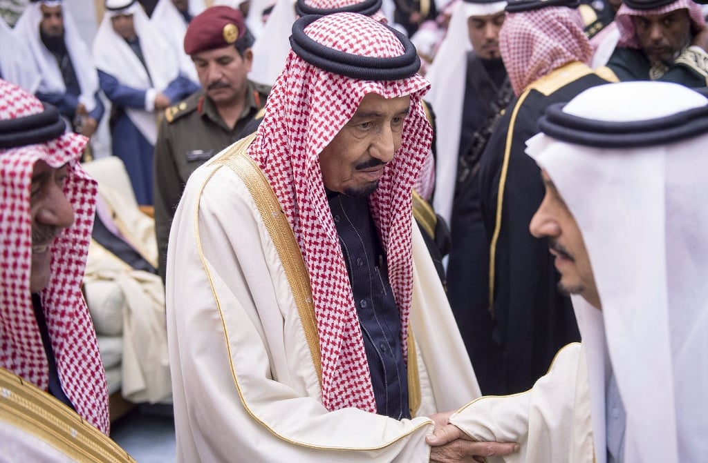 a handout picture released by the saudi press agency spa shows saudi arabia 039 s new king salman bin abdul aziz c being greeted by well wishers during a ritual ceremony to pledge symbolic allegiance to him on january 23 2015 at a royal palace in riyadh 039 s al deera neighbourhood photo afp